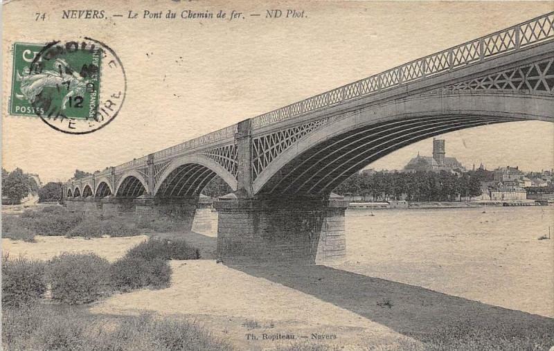 Carte postale ancienne Nevers Le Pont Du Chemin De Fer à Nevers