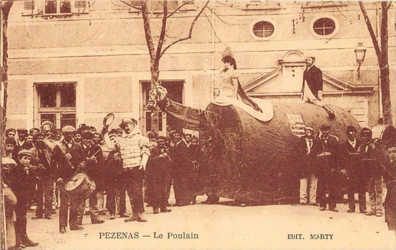 Carte postale ancienne Pezenas Le Poulain à Pézenas