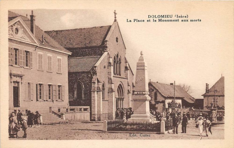 Carte postale ancienne Dolomieu La Place Et Le Monumentaux Morts à Dolomieu