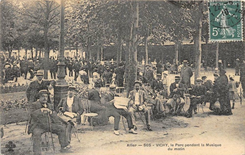 Carte postale ancienne Vichy Le Parc Pendant La Musique à Vichy