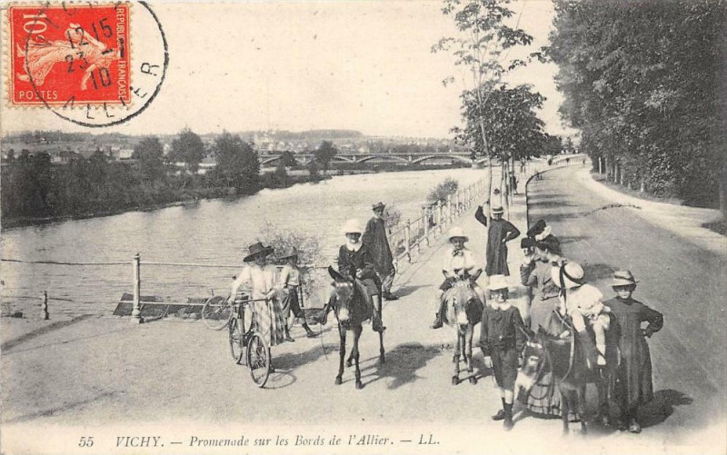 Carte postale ancienne Vichy Promenade Sur Les Bords De L'Allier à Vichy