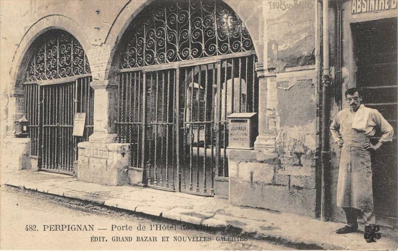 Carte postale ancienne Perpignan Porte De L'Hotel De Ville à Perpignan