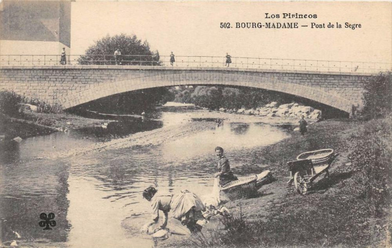 Carte postale ancienne Bour Madame Pont De La Segre à Ur