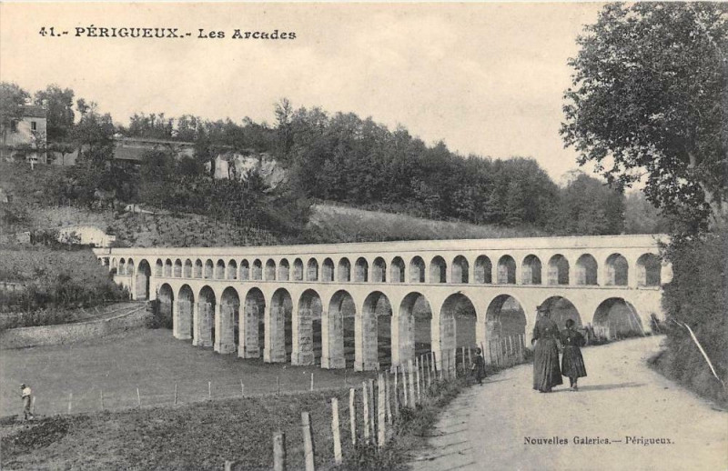 Carte postale ancienne Perigueux Les Arcades à Périgueux