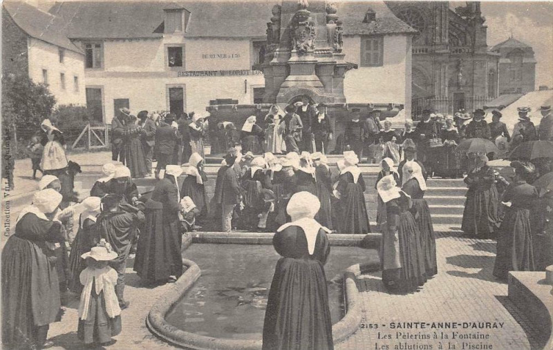 Carte postale ancienne Sainte Annee D´AURAY Les Pelerins A La Fontaine à Auray