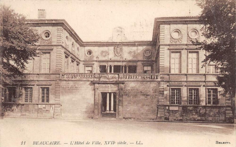 Carte postale ancienne Beaucaire Hotel De Ville à Beaucaire