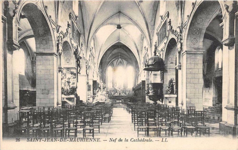 Carte postale ancienne Saint Jean De Maurienne Nef De La Cathedrale à Saint-Jean-de-Maurienne