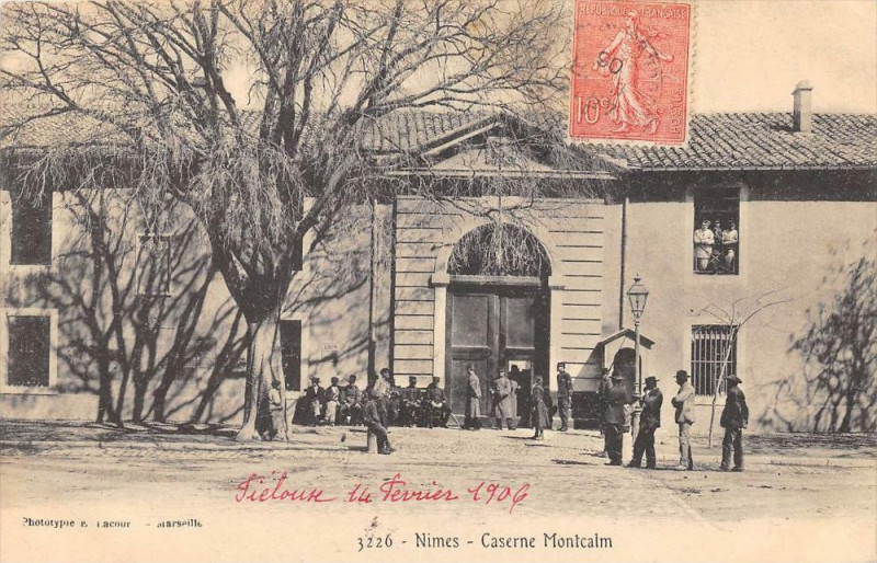 Carte postale ancienne Nimes Caserne Montcalm à Nîmes