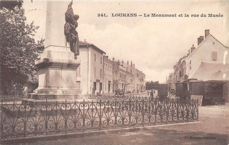 Carte postale ancienne Louhans Le Monument Et La Rue Du Musee à Louhans