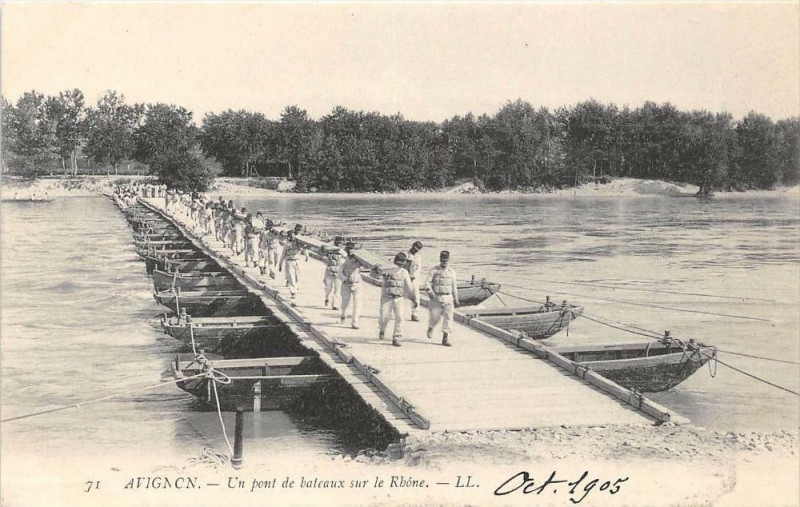 Carte postale ancienne Avignon Un Pont De Bateaux Sur Le Rhone à Avignon