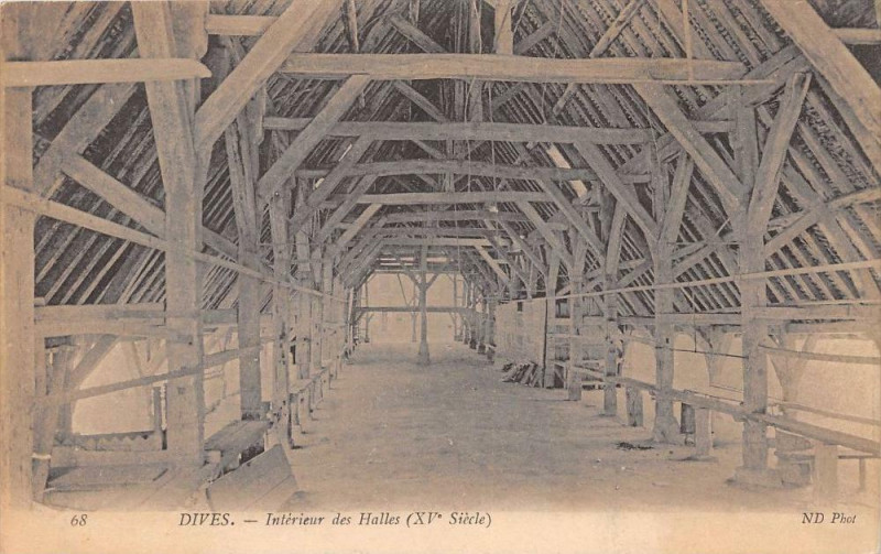 Carte postale ancienne Dives Interieur Des Halles
