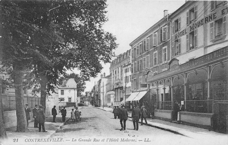 Carte postale ancienne Contrexeville La Grande Rue Et Hotel Moderne à Contrexéville