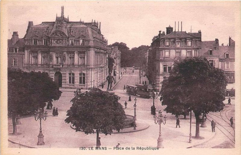 Carte postale ancienne Le Mans Place De La Republique au Mans