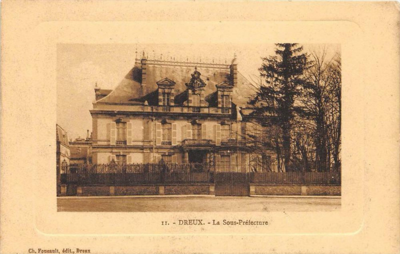 Carte postale ancienne Dreux La Sous Prefecture à Dreux