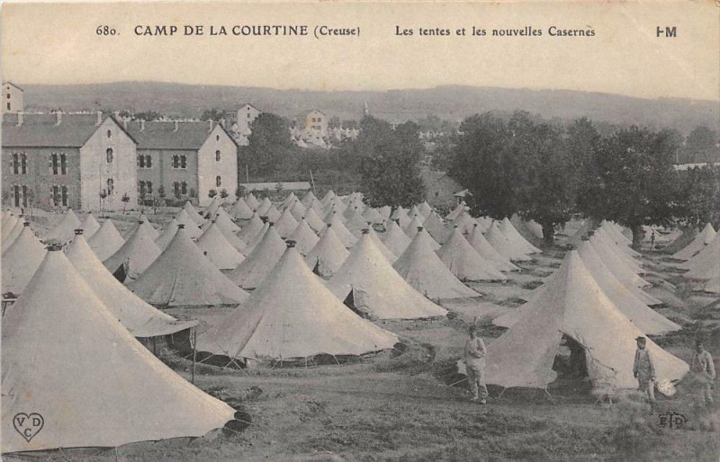 Carte postale ancienne Camp De La Courtine Les Tentes Et Nouvelles Casernes à La Courtine