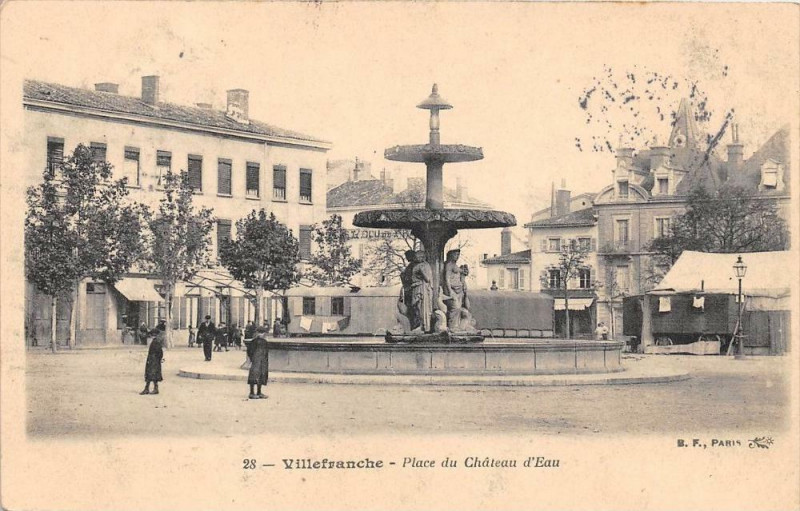 Carte postale ancienne Villefranche Place Du Chateau D'Eau
