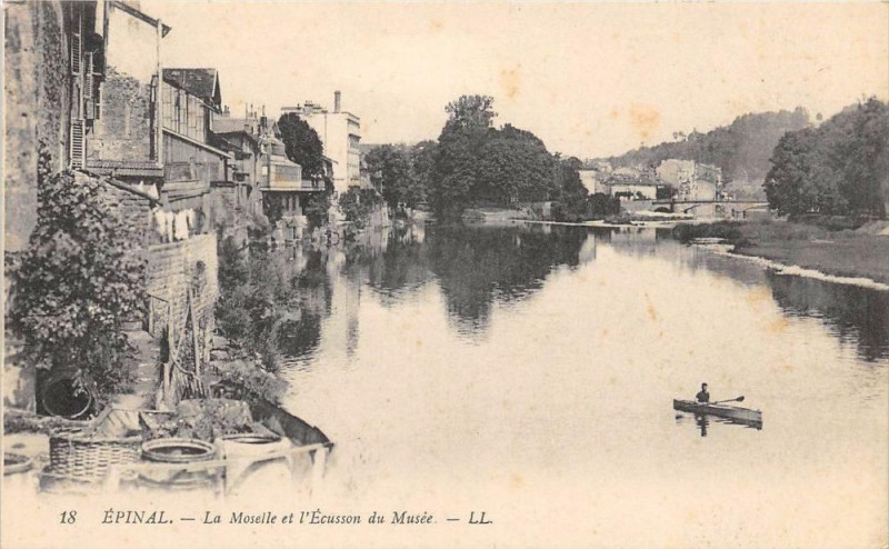 Carte postale ancienne Epinal La Moselle Et L'Ecusson Du Musee à Épinal