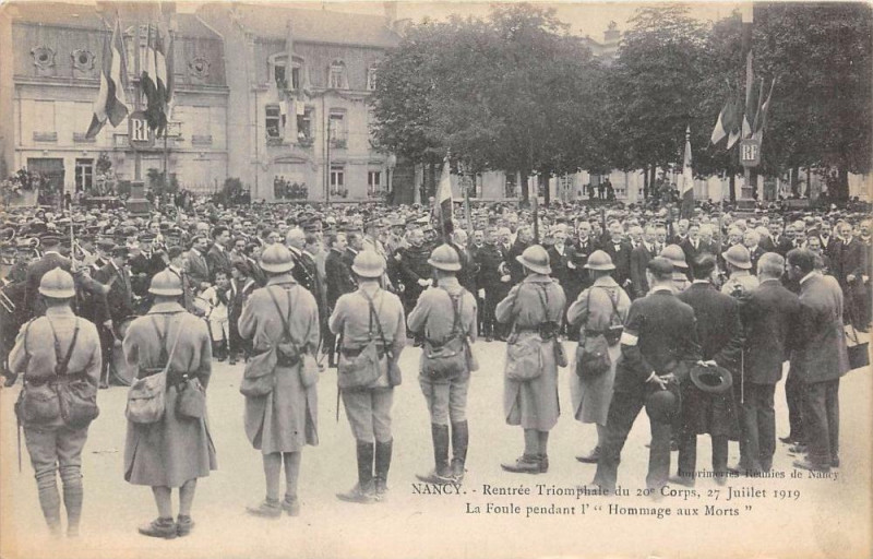 Carte postale ancienne Nancy Rentree Triomphale Du 20e Corps La Foule Pendant L'Hommage Aux Mort à Nancy
