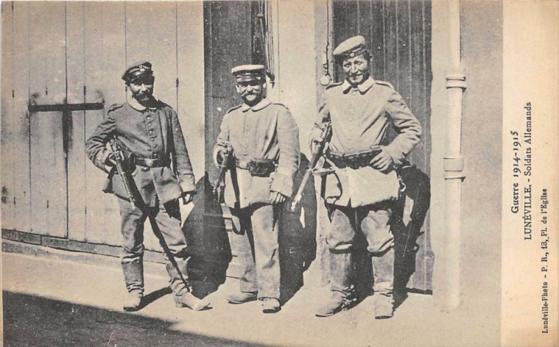 Carte postale ancienne Luneville Soldats Allemands à Lunéville