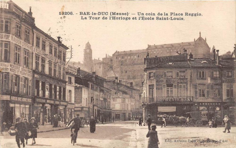 Carte postale ancienne Bar Le Duc Un Coin De La Place Reggio à Bar-le-Duc