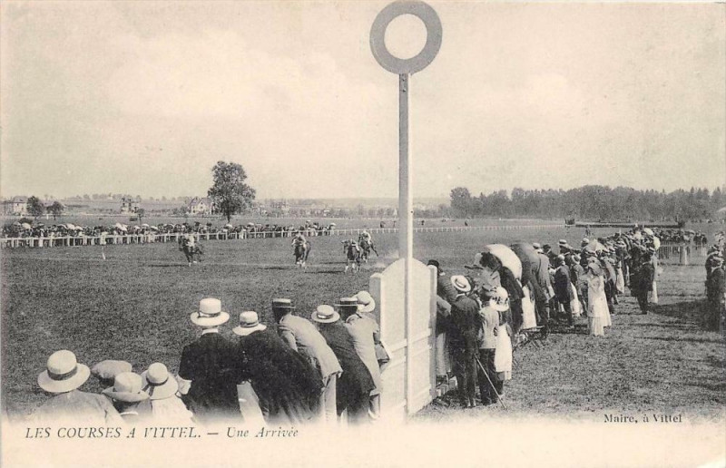 Carte postale ancienne Les Courses A Vittel Une Arrivee à Vittel