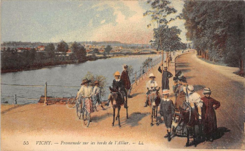 Carte postale ancienne Vichy Promenade Sur Les Bords De L'Allier à Vichy