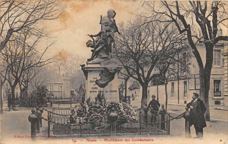 Carte postale ancienne Nimes Monument Des Combattants à Nîmes