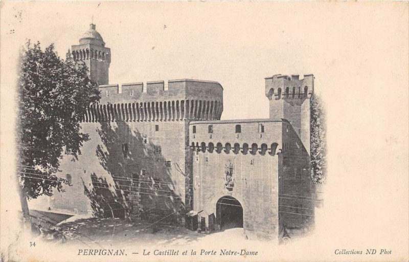 Carte postale ancienne Perpignan Le Castillet Et La Porte Notre Dame à Perpignan