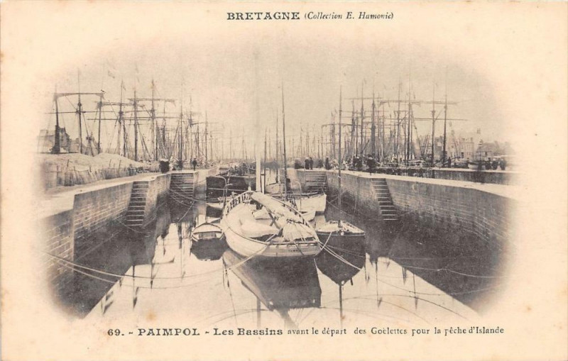 Carte postale ancienne Paimpol Les Bassins Avant Le Depart Des Goelettes Pour La Peche D'Islande à Paimpol