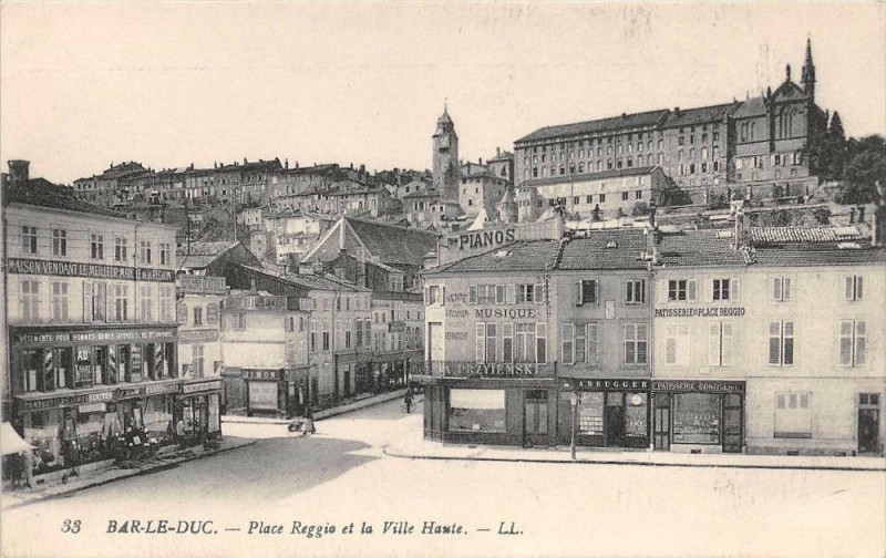 Carte postale ancienne Bar Le Duc Place Reggio Et Ville Haute à Bar-le-Duc