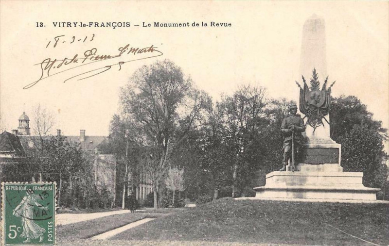 Carte postale ancienne Vitry Le Francois Le Monument De La Revue