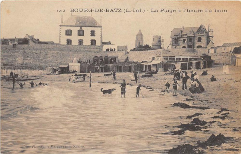 Carte postale ancienne Bourg De Batz La Plage A L'Heure Du Bain