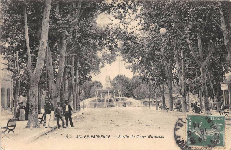 Carte postale ancienne Aix En Provence Sortie Du Cours Mirabeau à Aix-en-Provence