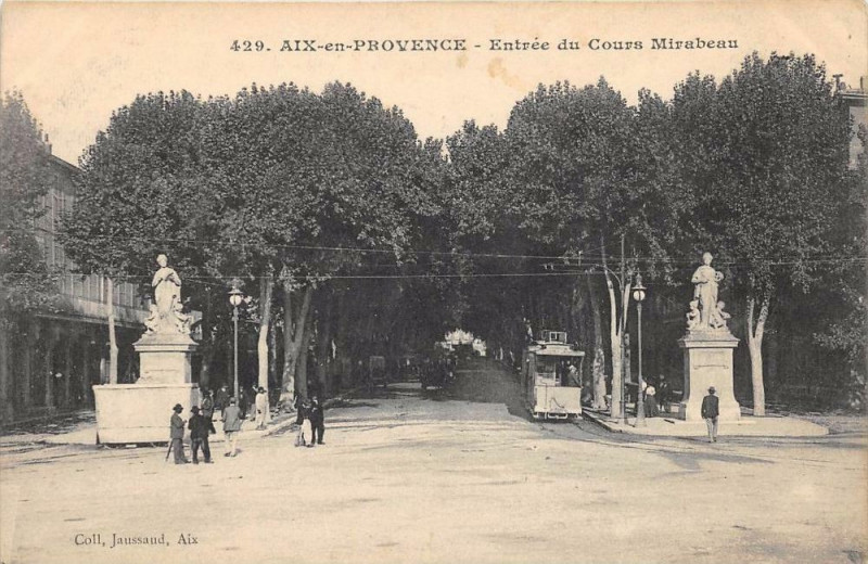 Carte postale ancienne Arles Arlesienne Aux Tombeaux Des Alyscamps à Arles