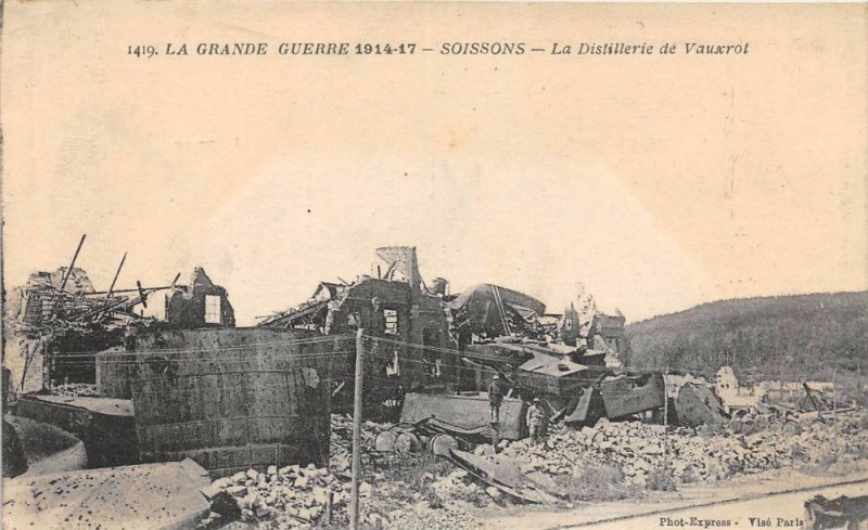Carte postale ancienne Soissons La Distillerie De Vauxrot à Soissons