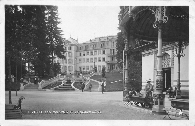 Carte postale ancienne Vittel Les Galeries Et Grand Hotel à Vittel