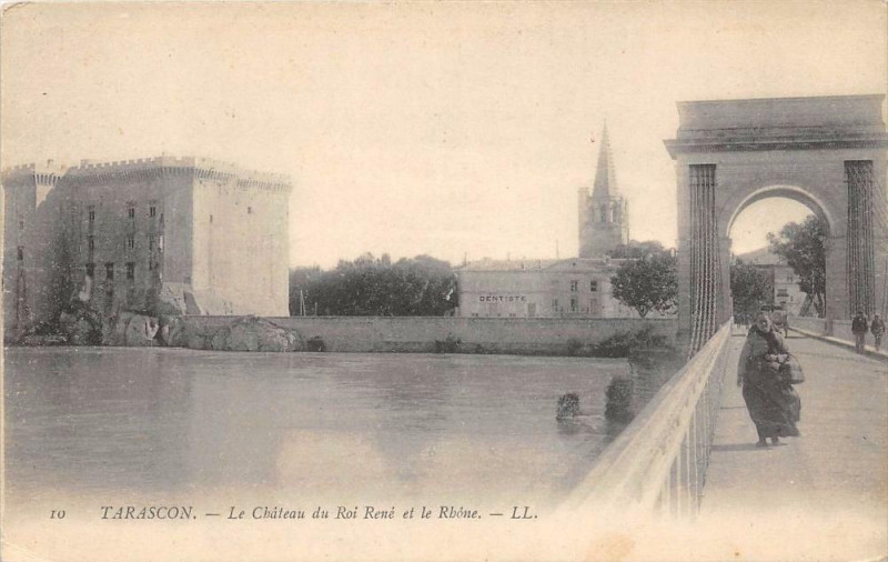 Carte postale ancienne Tarascon Le Chateau Du Roi Rene Et Le Rhone à Tarascon