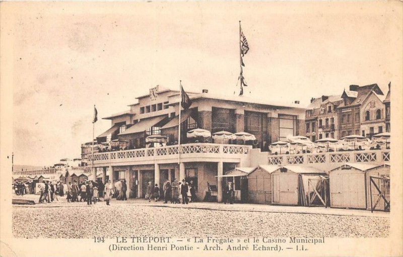 Carte postale ancienne Le Treport La Fregate Et Le Casino
