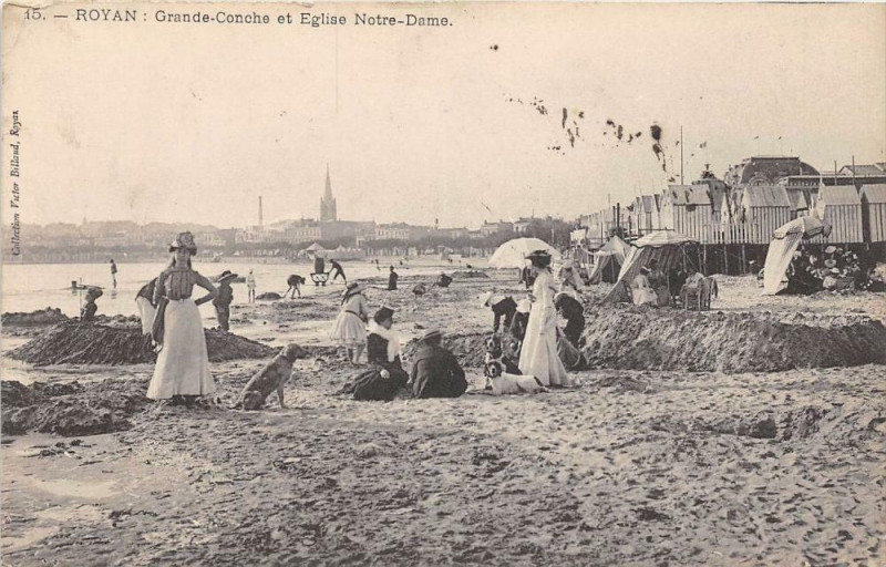 Carte postale ancienne Royan Grande Conche Et Eglise Notre Dame à Royan