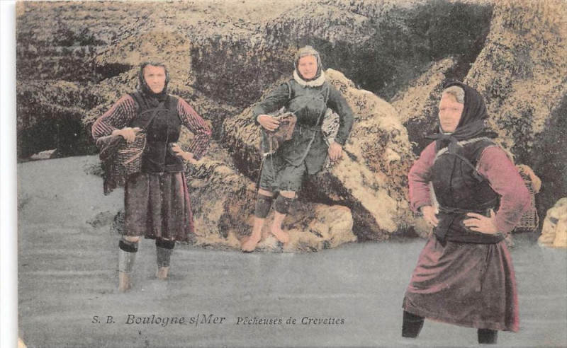 Carte postale ancienne Boulogne Sur Mer Pecheuses De Crevettes à Boulogne-sur-Mer
