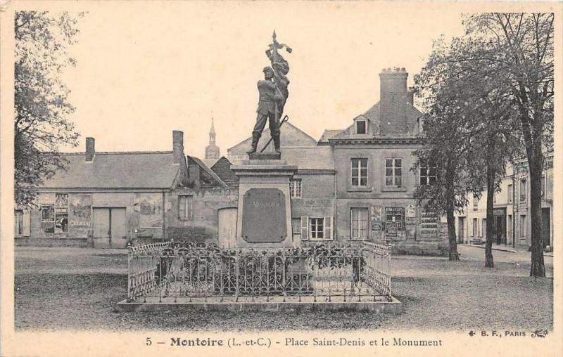 Carte postale ancienne Montoire Place Saint Denis Et Monument