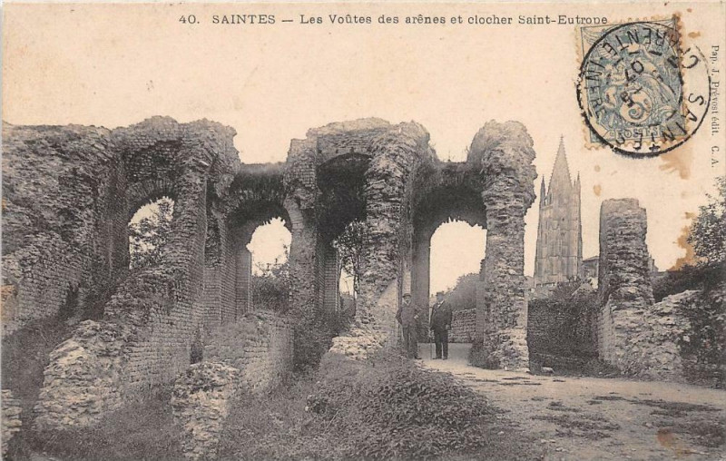 Carte postale ancienne Saintes Les Voutes Des Arenes Et Clocher à Saintes