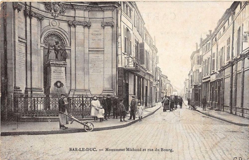 Carte postale ancienne Bar Le Duc Monument Michaud Et Rue Du Bourg à Bar-le-Duc