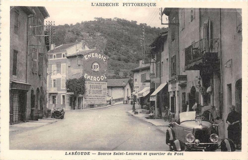 Carte postale ancienne Labegude Source Saint-Laurent Et Quartier Du Pont à Labégude