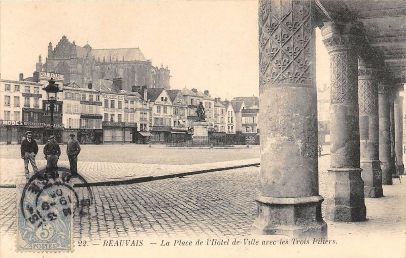 Carte postale ancienne Beauvais La Place De L'Hotel De Ville Avec Les Trois Piliers à Beauvais
