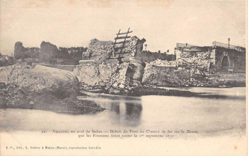 Carte postale ancienne Villette En Aval De Sedan Debris Du Pont Du Chemin De Fer Sur La Meuse (d à Sedan