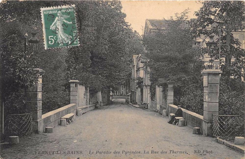 Carte postale ancienne Vernet La Rue Des Thermes