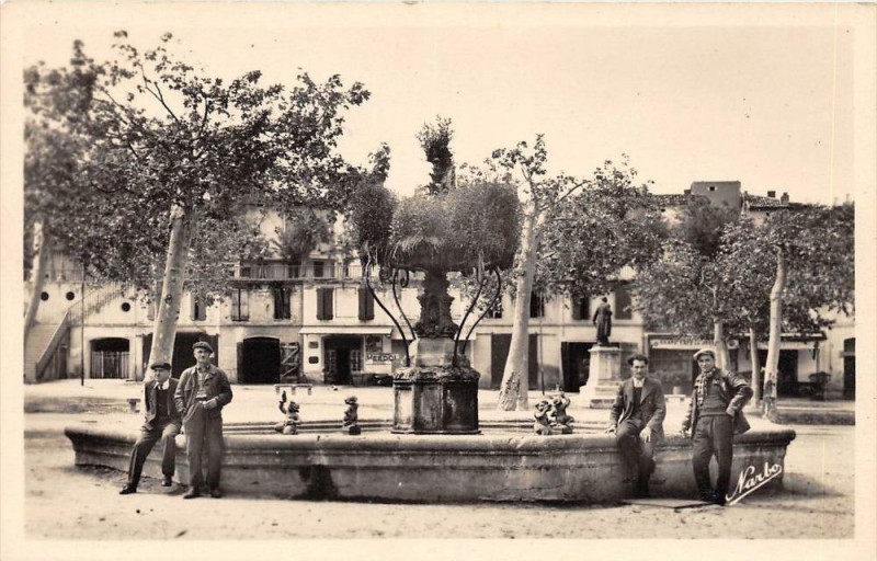 Carte postale ancienne Graulhet L'Arbre Sur La Fontaine à Graulhet