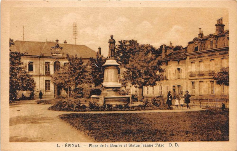 Carte postale ancienne Epinal Place De La Bourse Statue à Épinal
