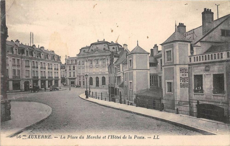 Carte postale ancienne Auxerre La Place Du Marche Et Hotel De La Poste à Auxerre